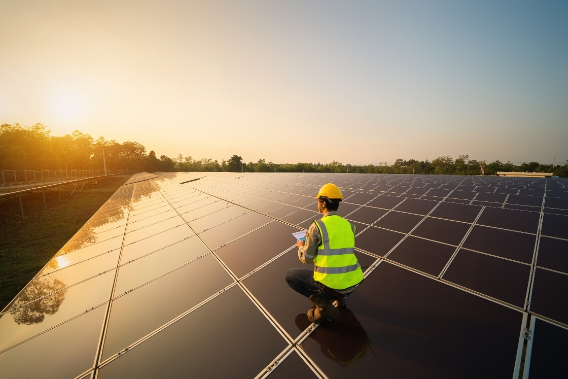 Energiemanagement: Arbeiter auf Solarpanel.